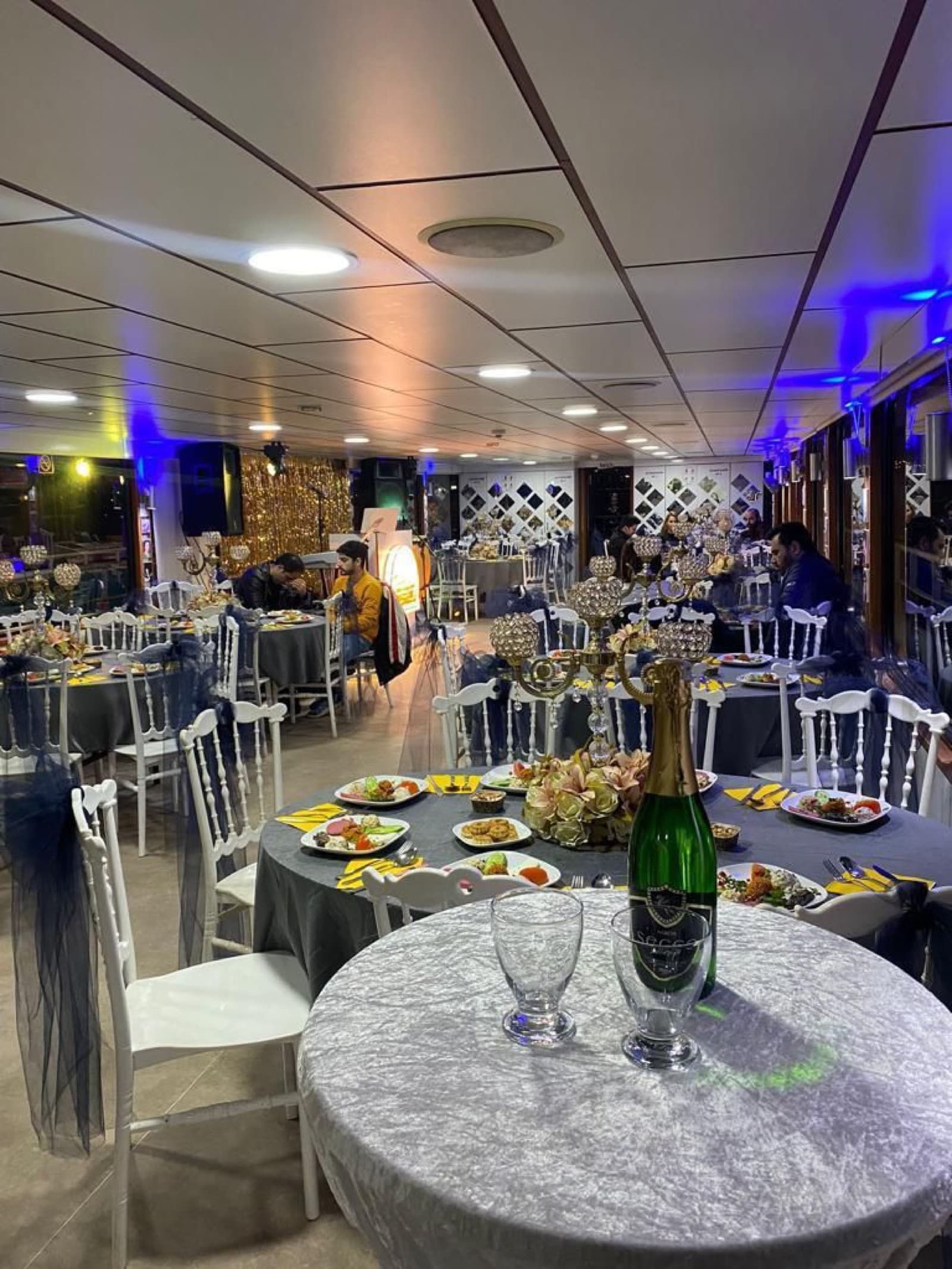 Salon confortable d’un yacht de charter Luma