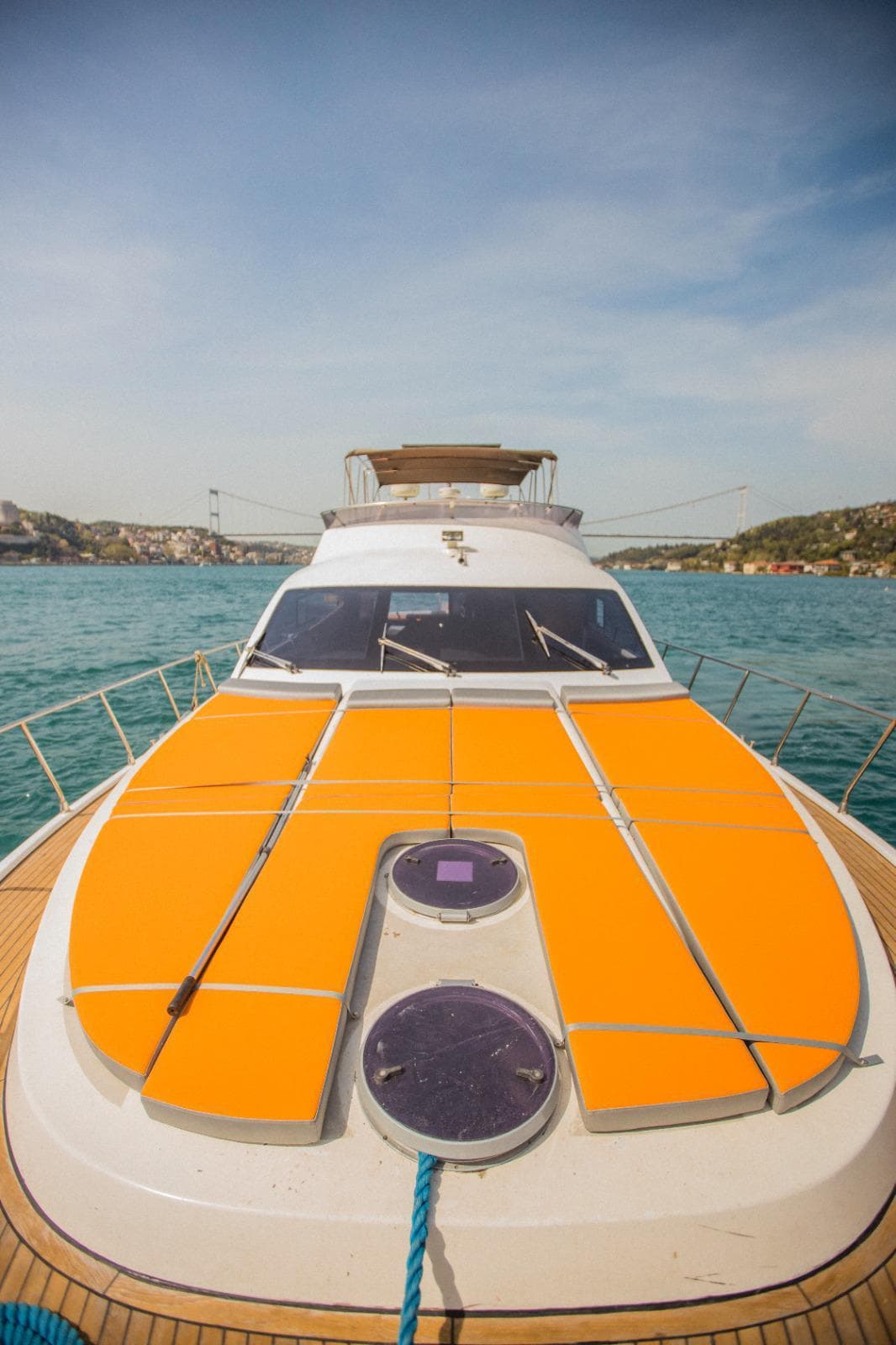 Yacht à moteur premium amarré sur le Bosphore